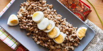 Salada de feijão frade com atum e ovo: fresca, nutritiva e pronta em minutos