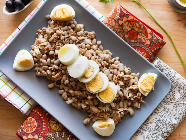 Salada de feijão frade com atum e ovo: fresca, nutritiva e pronta em minutos