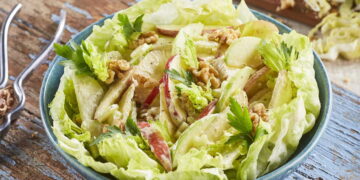 Salada Waldorf: fresca, crocante e cheia de sabor