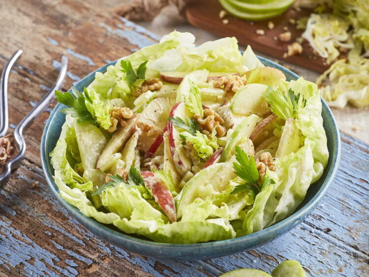 Salada Waldorf: fresca, crocante e cheia de sabor
