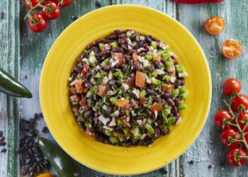 Salada de feijão preto, milho e pimento: fresca e cheia de sabor