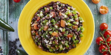 Salada de feijão preto, milho e pimento: fresca e cheia de sabor