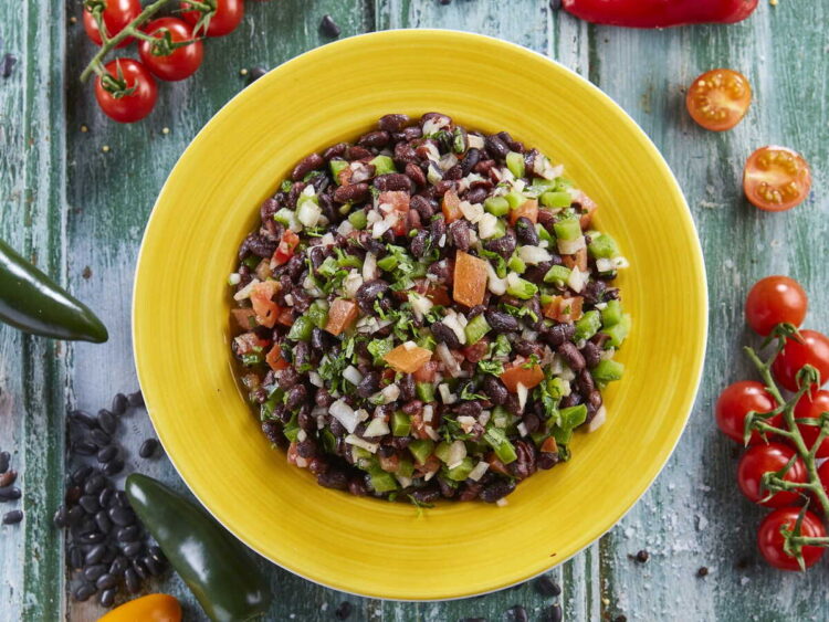 Salada de feijão preto, milho e pimento: fresca e cheia de sabor