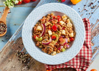 Salada de lentilhas com feta e tomate: fresca e nutritiva