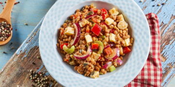 Salada de lentilhas com feta e tomate: fresca e nutritiva