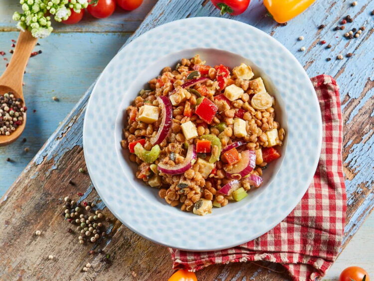 Salada de lentilhas com feta e tomate: fresca e nutritiva