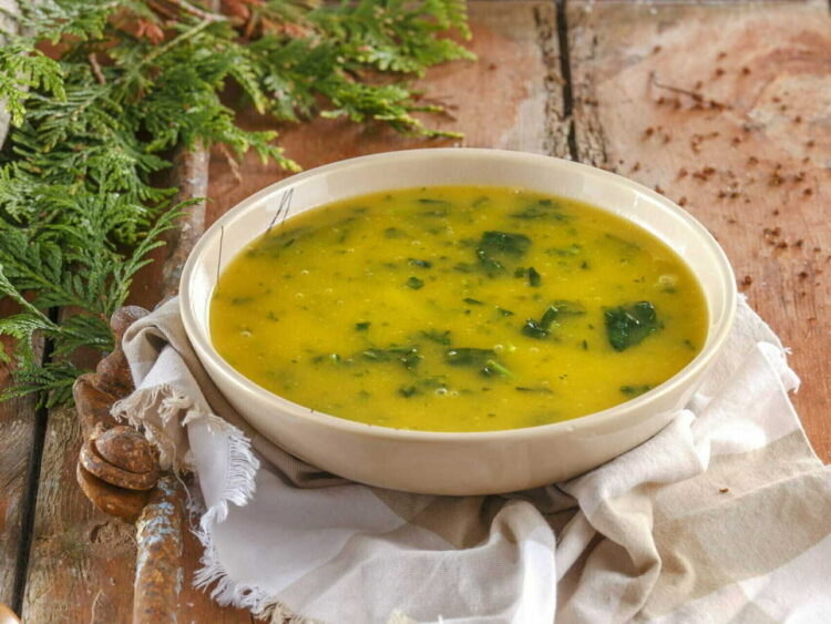 Sopa de nabiças com feijão branco: receita tradicional e reconfortante