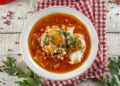 Sopa de tomate com ovo escalfado: reconfortante e muito fácil de fazer