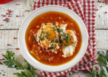 Sopa de tomate com ovo escalfado: reconfortante e muito fácil de fazer