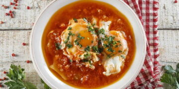 Sopa de tomate com ovo escalfado: reconfortante e muito fácil de fazer