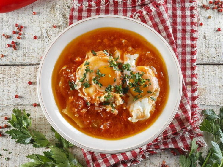 Sopa de tomate com ovo escalfado: reconfortante e muito fácil de fazer