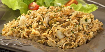 Salada de arroz com frango e milho: fresca, colorida e perfeita para o Verão