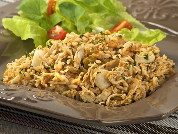 Salada de arroz com frango e milho: fresca, colorida e perfeita para o Verão