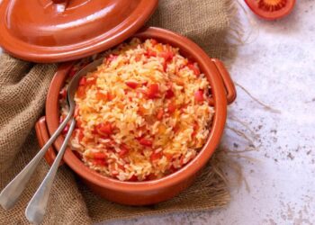 Arroz de tomate simples: o acompanhamento que nunca falha