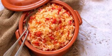Arroz de tomate simples: o acompanhamento que nunca falha