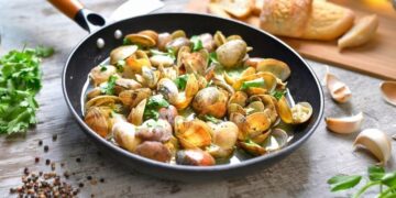 Amêijoas à Bulhão Pato: a receita clássica portuguesa pronta em 15 minutos
