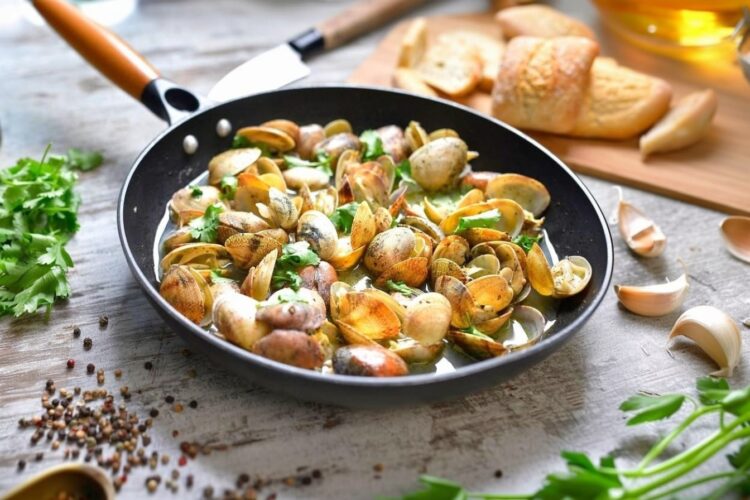 Amêijoas à Bulhão Pato: a receita clássica portuguesa pronta em 15 minutos