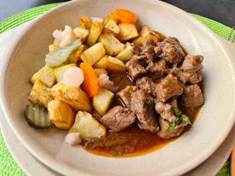 Carne de vinha d'alhos: a receita tradicional portuguesa de porco marinado