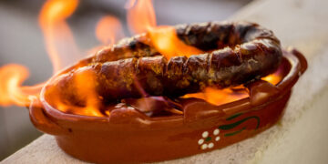 Chouriço assado na brasa: o petisco português que sabe a festa