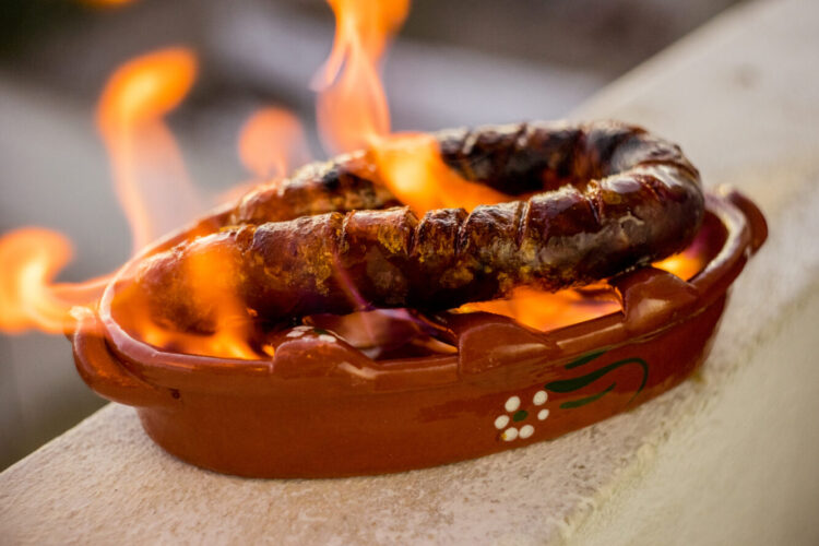 Chouriço assado na brasa: o petisco português que sabe a festa