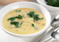 Sopa de grão-de-bico com espinafres e chouriço: reconfortante e fácil de fazer