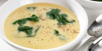 Sopa de grão-de-bico com espinafres e chouriço: reconfortante e fácil de fazer