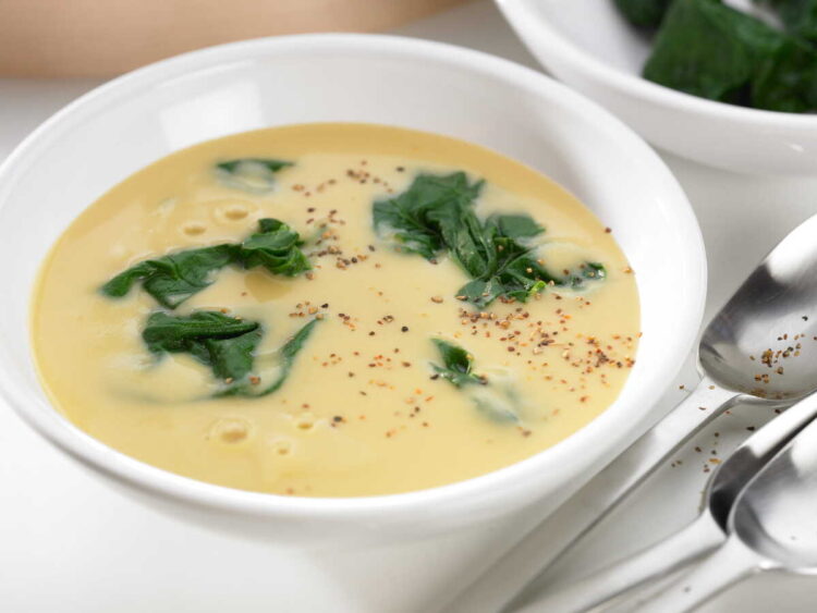 Sopa de grão-de-bico com espinafres e chouriço: reconfortante e fácil de fazer