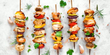 Espetadas de frango e ananás para churrasco: o petisco perfeito para o Verão