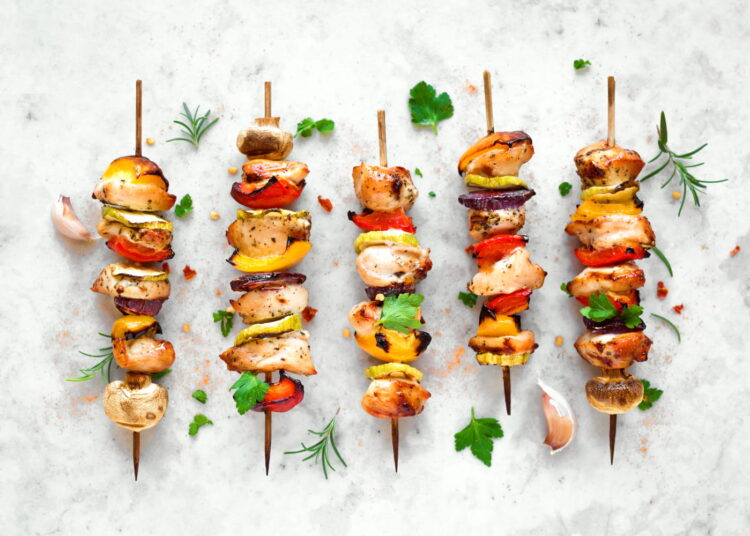 Espetadas de frango e ananás para churrasco: o petisco perfeito para o Verão