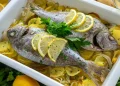 Dourada no forno com batatas: simples, saudável e pronta em uma hora