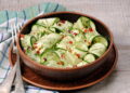 Salada de pepino e cebola em vinagre à moda antiga