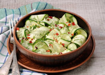 Salada de pepino e cebola em vinagre à moda antiga