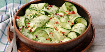 Salada de pepino e cebola em vinagre à moda antiga