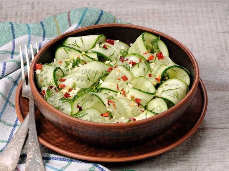 Salada de pepino e cebola em vinagre à moda antiga