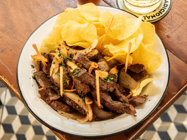 Iscas à Portuguesa com batata frita: receita tradicional