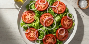 Salada de tomate e cebola à moda antiga: simples e refrescante