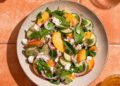 Salada de pêssego, presunto e rúcula