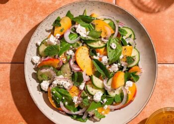 Salada de pêssego, presunto e rúcula