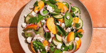 Salada de pêssego, presunto e rúcula