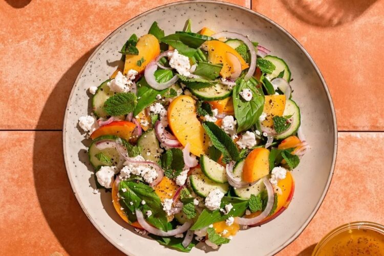 Salada de pêssego, presunto e rúcula