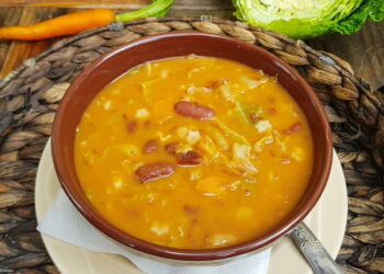 Sopa de repolho com chouriço