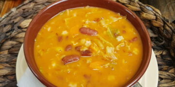 Sopa de repolho com chouriço