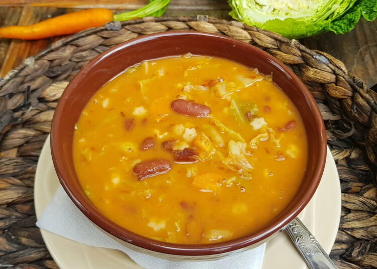 Sopa de repolho com chouriço