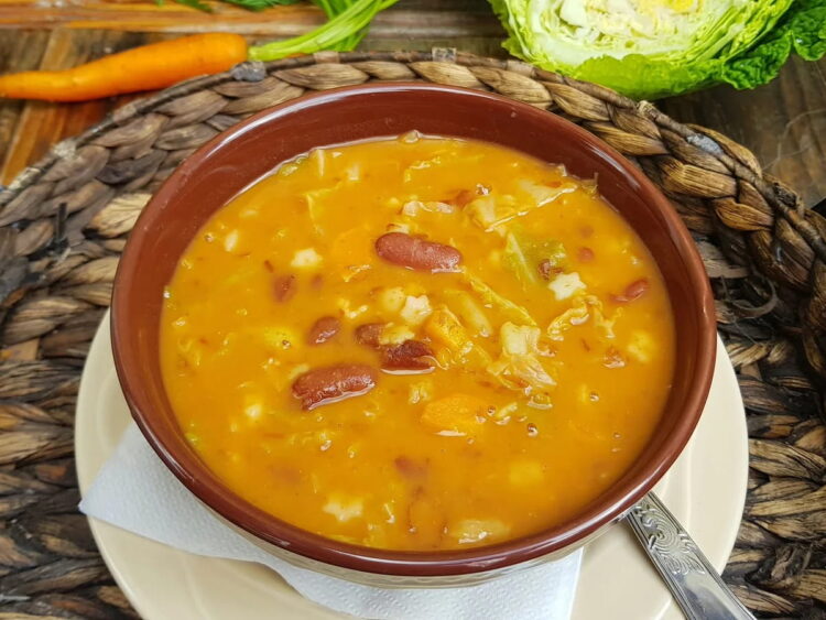 Sopa de repolho com chouriço