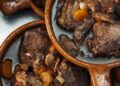 Bochechas de porco estufadas em vinho tinto