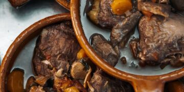 Bochechas de porco estufadas em vinho tinto