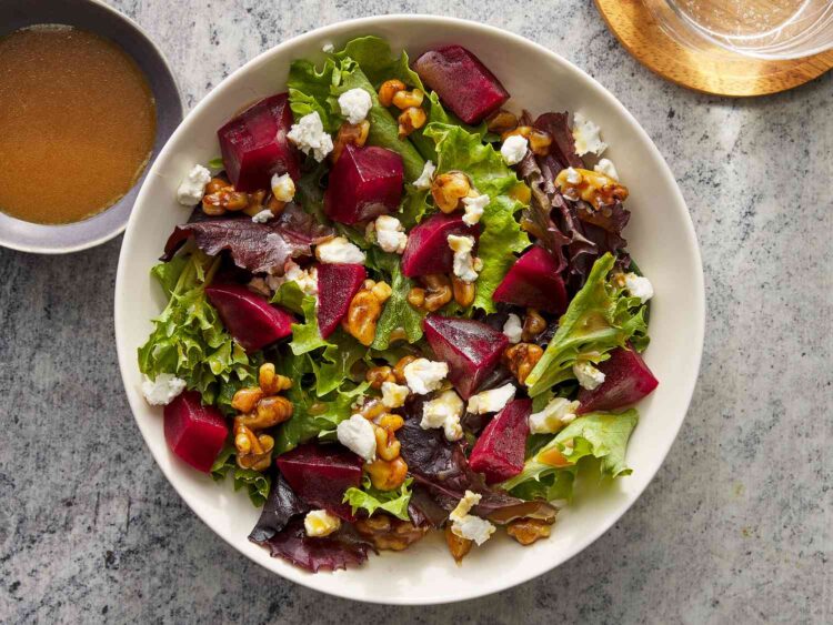 Salada de beterraba assada com queijo de cabra e nozes