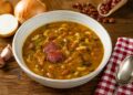 Sopa de feijão vermelho com chouriço
