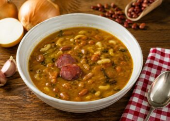 Sopa de feijão vermelho com chouriço