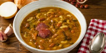 Sopa de feijão vermelho com chouriço